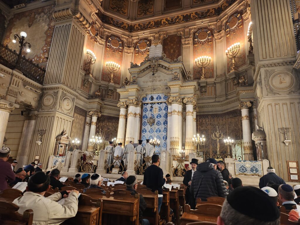 תפילה בבית הכנסת הגדול של רומא